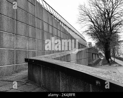 Vienne, Autriche - Frebrary 28, 2022 : anciens bâtiments universitaires abandonnés sur Althanthestrasse en hiver Banque D'Images