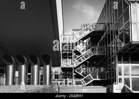 Vienne, Autriche - Frebrary 28, 2022 : anciens bâtiments universitaires abandonnés sur Althanthestrasse en hiver Banque D'Images