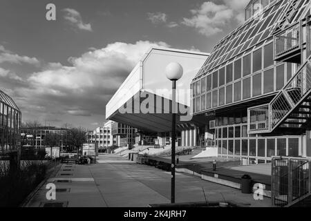 Vienne, Autriche - Frebrary 28, 2022 : anciens bâtiments universitaires abandonnés sur Althanthestrasse en hiver Banque D'Images