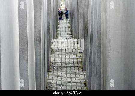 Les gens au Mémorial des Juifs d'Europe assassinés - Mémorial de l'Holocauste à Berlin Banque D'Images