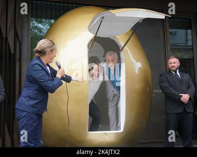 L'acteur Sir Ian McKellen et le comédien John Bishop devant l'hôtel Londoner, à Leicester Square, Londres, pour l'annonce d'une visite britannique de la pantomime Mother Goose. La production portera la vedette de Sir Ian comme mère Goose, avec les comédiens John Bishop et Mel Giedroyc, et ouvrira au Théâtre Royal Brighton sur 3 décembre, avant une saison dans le West End au Théâtre du Duc de York, suivi d'une tournée au Royaume-Uni. Date de la photo: Lundi 3 octobre 2022. Banque D'Images