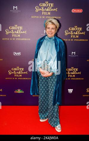 La princesse Laurentien des pays-Bas et sa fille la comtesse Eloise au tapis rouge de la première du film Grote Sinterklaas au théâtre Tuschinski à Amsterdam, le 2 octobre 2022. La princesse Laurentien joue un petit rouleau dans le film. Photo: Patrick van Katwijk/ Banque D'Images