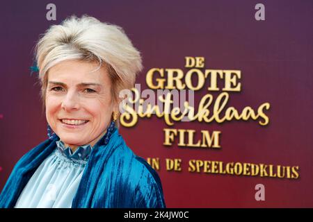 La princesse Laurentien des pays-Bas et sa fille la comtesse Eloise au tapis rouge de la première du film Grote Sinterklaas au théâtre Tuschinski à Amsterdam, le 2 octobre 2022. La princesse Laurentien joue un petit rouleau dans le film. Photo: Patrick van Katwijk/ Banque D'Images