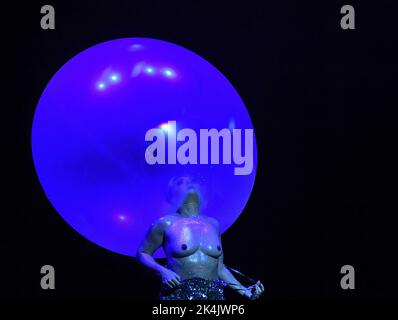 'Cabaret Nouvelle Burlesque' par le directeur artistique Kitty Hartl lors de l'édition 20th de la nuit Blanche à Paris, France sur 2 octobre 2022. Photo de Karim ait Adjedjou/ABACAPRESS.COM Banque D'Images