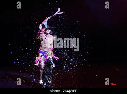 'Cabaret Nouvelle Burlesque' par le directeur artistique Kitty Hartl lors de l'édition 20th de la nuit Blanche à Paris, France sur 2 octobre 2022. Photo de Karim ait Adjedjou/ABACAPRESS.COM Banque D'Images