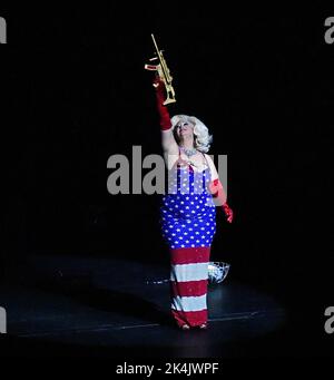 'Cabaret Nouvelle Burlesque' par le directeur artistique Kitty Hartl lors de l'édition 20th de la nuit Blanche à Paris, France sur 2 octobre 2022. Photo de Karim ait Adjedjou/ABACAPRESS.COM Banque D'Images