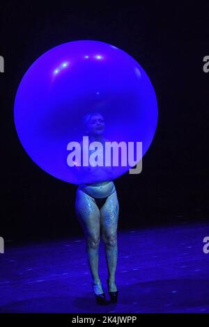 'Cabaret Nouvelle Burlesque' par le directeur artistique Kitty Hartl lors de l'édition 20th de la nuit Blanche à Paris, France sur 2 octobre 2022. Photo de Karim ait Adjedjou/ABACAPRESS.COM Banque D'Images