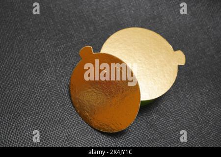 Deux bulles de discours dorées sur fond rouge texturé. Banque D'Images