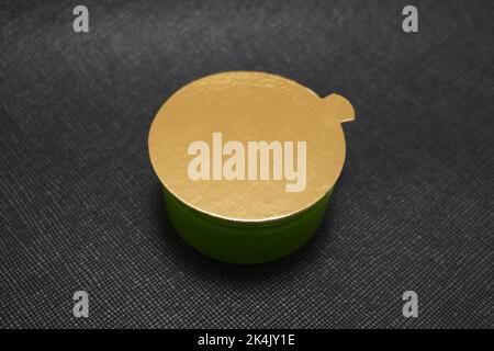 Deux bulles de discours dorées sur fond rouge texturé. Banque D'Images