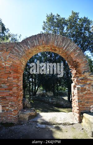 Une arche parmi les ruines de Cuma, une ville ancienne près de Naples, en Italie. Banque D'Images