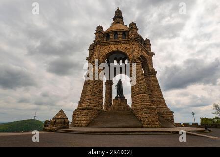 Le monument de l'empereur William ('Kaiser-Wilhelm-Denkmal'), un monument important et national près de la ville de Porta Westfalica, Allemagne Banque D'Images