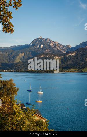 Bateaux sur le lac Wolfgangsee à Salzkammergut, montagne des Alpes, Autriche. Point de vue à Saint Wolfgang. Paysage magnifique Banque D'Images