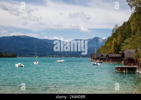 Bateaux sur le lac Wolfgangsee à Salzkammergut, montagne des Alpes européennes, Autriche. Vue depuis la ville de Strobl Banque D'Images