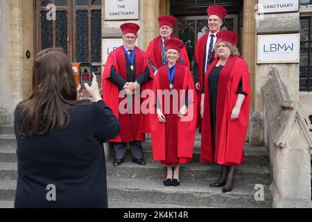 La Société des notaires d'Angleterre du pays de Galles a pris leur photo sur les pas du bureau de la faculté de Dean's Yard en tant que membres du congrégat judiciaire à l'abbaye de Westminster à Londres avant le service annuel des juges, qui marque le début de la nouvelle année légale. Date de la photo: Lundi 3 octobre 2022. Banque D'Images