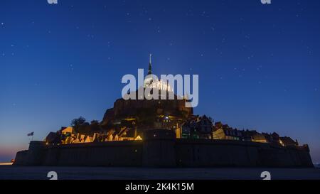 Ciel nocturne sur le Mont Saint-Michel au crépuscule après le coucher du soleil avec les étoiles et la constellation du grand balancier, Normandie, France Banque D'Images