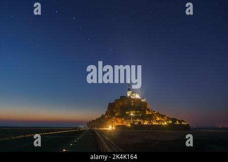 Ciel nocturne au-dessus du Mont Saint-Michel au crépuscule après le coucher du soleil avec des étoiles et la constellation du grand balancier vue du pont, Normandie, France Banque D'Images