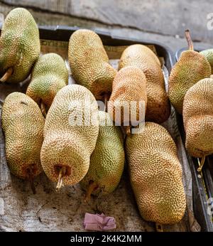 Malaisie, 10 juillet 2022 - fruits frais duriens à vendre sur le marché. Banque D'Images