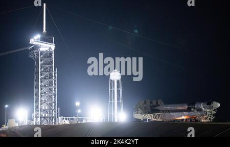 Une fusée SpaceX Falcon 9 à bord du vaisseau spatial Crew Dragon de la société est considérée comme déployée sur le plateau de lancement du complexe de lancement 39A alors que les préparatifs se poursuivent pour la mission Crew-5, le samedi 1 octobre 2022, au Kennedy Space Center de la NASA en Floride. La mission SpaceX Crew-5 de la NASA est la cinquième mission de rotation d’équipage du vaisseau spatial SpaceX Crew Dragon et de la fusée Falcon 9 à destination de la Station spatiale internationale dans le cadre du programme commercial Crew de l’agence. Nicole Mann et Josh Cassada, astronautes de la NASA, Koichi Wakata, astronaute de l'Agence japonaise d'exploration aérospatiale (JAXA) et cosmonaute de Roscosmos Banque D'Images