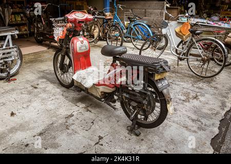 Malaisie, 10 juillet 2022 - Malyaisan moto électrique avec les clés dans le contact sur l'île du crabe. Banque D'Images