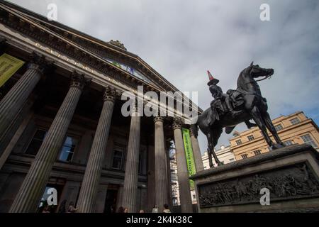 La Galerie d'art moderne (GOMA), avec la statue équestre du duc de Wellington et un cône de circulation sur sa tête, Glasgow, Écosse, Royaume-Uni Banque D'Images