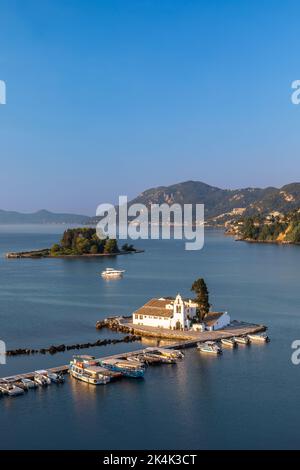 Pontinkonisi et le monastère de Vlacherna des sommets de Kanoni, Kerkyra, Corfou Banque D'Images