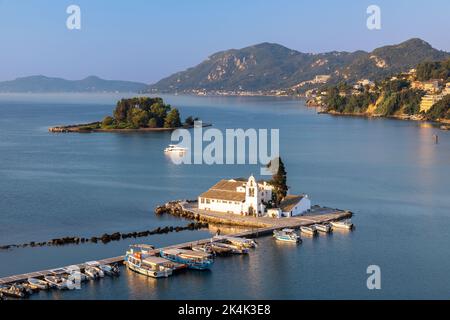 Pontinkonisi et le monastère de Vlacherna des sommets de Kanoni, Kerkyra, Corfou Banque D'Images