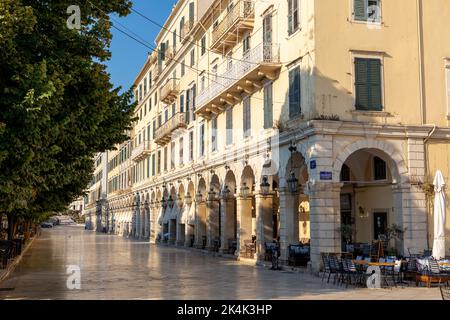 Arcades dans la vieille ville de Kerkyra, Corfou Banque D'Images