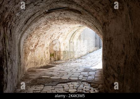 Tunnel à travers les murs de l'ancienne forteresse, Kerkyra, Corfou Banque D'Images