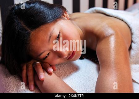 jeune femme se détendant après un massage relaxant Banque D'Images