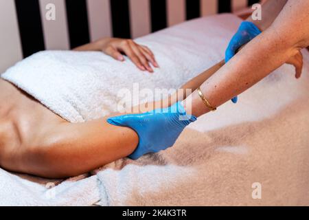 jeune femme recevant un massage relaxant des bras Banque D'Images