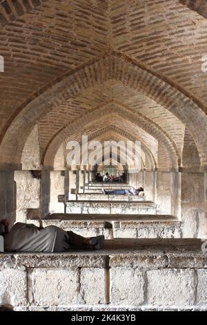 Dormir sous les arches du pont si-Oh-Seh, Ispahan, République islamique d'Iran Banque D'Images