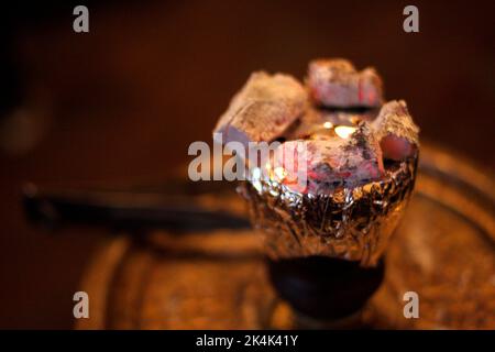 Charbon chaud rouge, charbons, sur un nargua, shisha, pipe à eau, Dans un café shisha, Istanbul, Turquie Banque D'Images