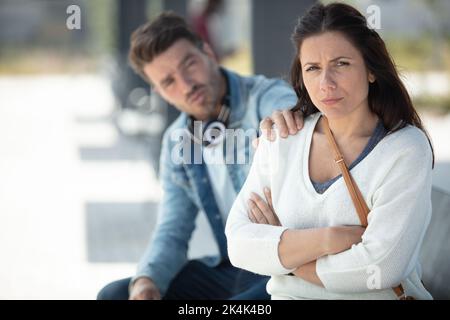 couple se décomposant assis sur un banc Banque D'Images