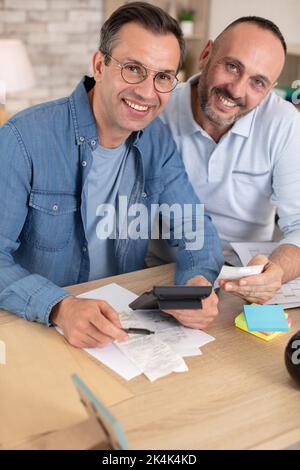 un couple de sexe masculin parle de finances Banque D'Images