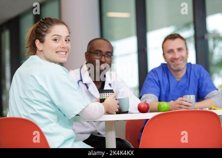 groupe de médecins dans la cafétéria Banque D'Images