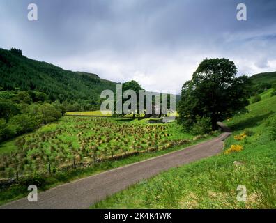 Dun Telve Broch, Glen ELG, Glenelg, Écosse. Vue à l'ouest de la vallée supérieure pour montrer son emplacement sur fond de vallée près de la rivière. Banque D'Images