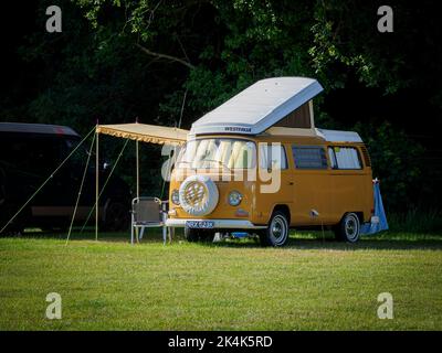 VW Westfalia dans un camping, Royaume-Uni Banque D'Images