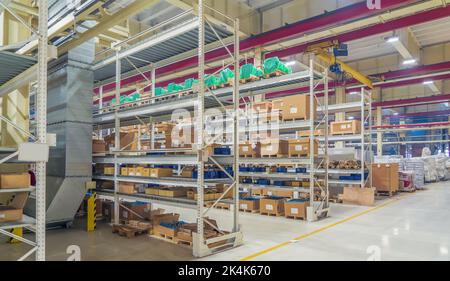 Etagères avec boîtes de marchandises dans l'entrepôt de distribution de l'usine industrielle. Banque D'Images