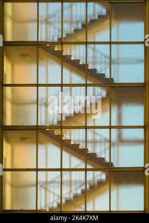 Hansaviertel à Berlin, devant l'escalier de l'immeuble d'appartements par les architectes suédois Jaenecke et Samuelson à Altonaer Strasse Banque D'Images