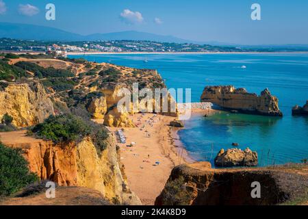 Lagos, Portugal, septembre 2022: Vue sur Praia de Dona Ana à Lagos, Portugal Banque D'Images