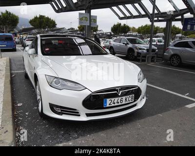 2017 Tesla modèle S garée en face d'Ikea Malaga au point de charge. Espagne. Banque D'Images