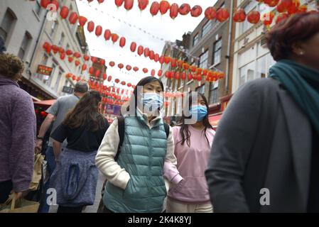 Londres, Angleterre, Royaume-Uni. Des femmes chinoises portant des masques COVID à Chinatown, mai 2022 Banque D'Images