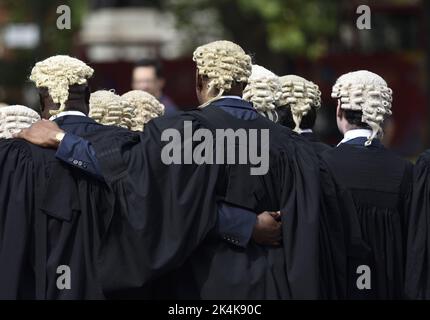 Londres, Angleterre, Royaume-Uni. De jeunes avocats protestant à Londres - début d'une grève contre les coupures à l'aide juridique, juillet 2022 Banque D'Images