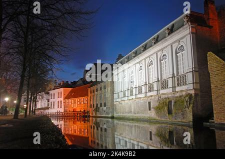 Brugge ou Bruges, Flandre Occidentale, Belgique : bâtiments traditionnels le long du canal de Dijver à Bruges la nuit. Scène nocturne de la vieille ville de Bruges. Banque D'Images