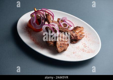 côtelettes de viande grillée au barbecue, veau, boeuf, carré d'agneau avec légumes, isolé Banque D'Images