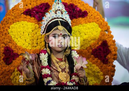 Dhaka, Bangladesh. 03rd octobre 2022. Un enfant habillé comme la déesse vivante 'Kumari' pendant la culture et traditionnelle Kumari Puja à la Mission Ramkrishna à Dhaka. Les dévotés prient devant l'icône vivante d'un enfant Durga pour la destruction du mal et l'avènement de forces de faveur. La communauté hindoue de Dhaka a célébré Kumari Puja après une pause de deux ans due à la pandémie de Covid-19. (Photo de Sazzad Hossain/SOPA Images/Sipa USA) crédit: SIPA USA/Alay Live News Banque D'Images