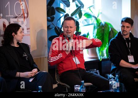 Berlin: Allemagne, 03 octobre 2022, Lilia van Beukening, Conseil d'administration de la Journée de la Culture Club, Klaus Lederer (Die Linke, M), sénateur de Berlin pour la Culture et l'Europe, et Lutz Leichsenring, porte-parole de la presse Clubcommission, prennent part à une conférence de presse pour la Journée de la Culture Club. Pour la Journée de la culture de club, 40 clubs et collectifs accueilleront plus de 50 événements de 3 octobre à 9. Photo: Fabian Sommer/dpa Banque D'Images
