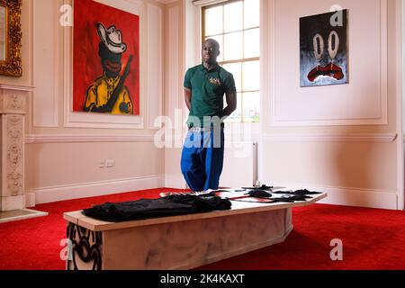 Londres, Royaume-Uni. 3 octobre 2022. L’artiste nigérian Stawn, basé à Londres, photographié avec certaines de ses nouvelles œuvres lors d’une exposition solo présentée par la Galerie Efie de Dubaï, à la Chambre de commerce arabe britannique de Mayfair, Londres. L'exposition se déroulera jusqu'au 5 octobre. Date de la photo: Lundi 3 octobre 2022. Le crédit photo devrait se lire: Matt Crossick/Empics/Alamy Live News Banque D'Images