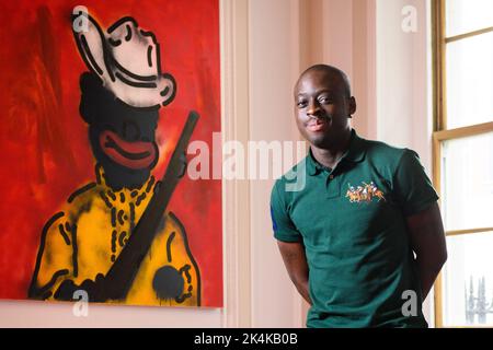 Londres, Royaume-Uni. 3 octobre 2022. L’artiste nigérian Stawn, basé à Londres, photographié avec certaines de ses nouvelles œuvres lors d’une exposition solo présentée par la Galerie Efie de Dubaï, à la Chambre de commerce arabe britannique de Mayfair, Londres. L'exposition se déroulera jusqu'au 5 octobre. Date de la photo: Lundi 3 octobre 2022. Le crédit photo devrait se lire: Matt Crossick/Empics/Alamy Live News Banque D'Images