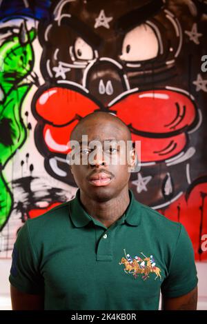 Londres, Royaume-Uni. 3 octobre 2022. L’artiste nigérian Stawn, basé à Londres, photographié avec certaines de ses nouvelles œuvres lors d’une exposition solo présentée par la Galerie Efie de Dubaï, à la Chambre de commerce arabe britannique de Mayfair, Londres. L'exposition se déroulera jusqu'au 5 octobre. Date de la photo: Lundi 3 octobre 2022. Le crédit photo devrait se lire: Matt Crossick/Empics/Alamy Live News Banque D'Images